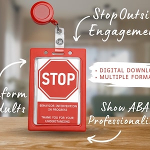 Op de afbeelding: Rode plastic badgehouder met een stopteken en de tekst "Stop Outside Engagement" en "Behavior Intervention in Progress" en "Thank You For Your Understanding". De badgehouder is bevestigd aan een rode intrekbare badgehaspel. De tekst "Inform Adults" en "Show ABA Professionalism" staat aan beide kanten van de badgehouder.