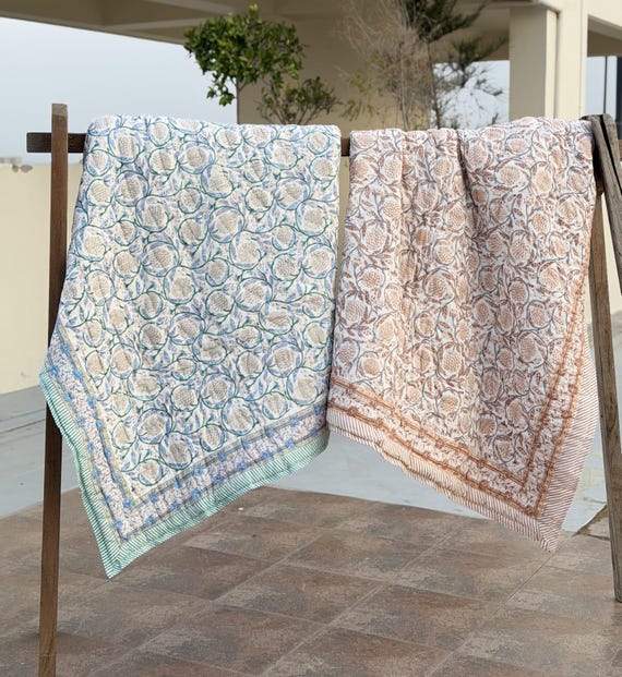 Handgefertigte Blockdruck-Steppdecke, wendbare Kantha-Steppdecke mit Blumenmuster (Queen-Size), luxuriöses Boho-Bettwäscheset