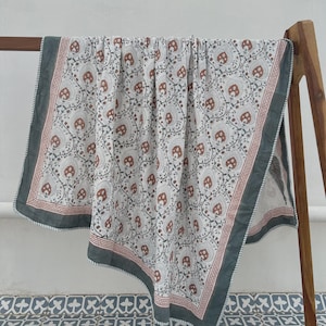 Jaipuri-Baumwollquilt mit Blockdruck, wendbare florale Tagesdecke (Queen-Size), Boho-Bettdecke Dohar