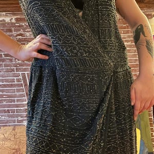 Vestido cruzado o abrigo largo de seda, fenomenal y raro, de estilo neoegipcio azul marino de los años 20, con intrincados bordados a mano.