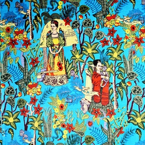 Peut inclure: Un tissu bleu turquoise avec un motif répété d'une femme aux cheveux noirs et une robe colorée, entourée de fleurs, de feuilles et de vignes. La femme tient un petit oiseau dans sa main.