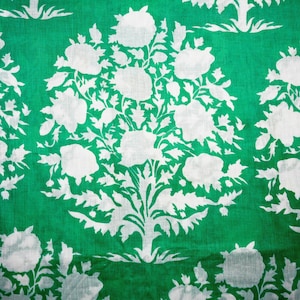 Groene katoenen voile met bloemen: materiaal voor kleermakerij met handzeefdruk