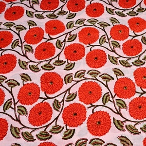 Katoenen stof met handblokprint: oranje jurk met bloemenprint