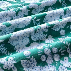 Grüner Baumwollstoff mit Blumenmuster, Blockprint-Muster: Indisches Bekleidungsmaterial, lose Ware