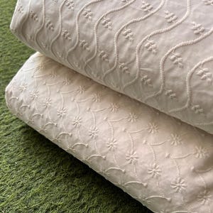 Tessuto floreale bianco con occhielli, tessuto per abiti estivi, tessuto al metro, tessuto per camicette, tessuto per tende, regalo per lei