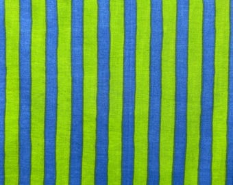 Peut inclure: Un tissu à rayures bleues et vertes alternées. Le tissu a une texture tissée.