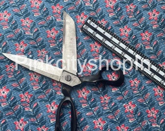 Gesteppter Baumwollstoff mit Blumenmuster in Grau und Rosa, 101 cm breit