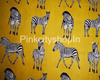 Pode incluir: Um tecido amarelo com um padrão repetido de zebras pretas e brancas. As zebras estão viradas em direções diferentes e estão em várias poses.
