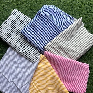 Puede incluir: Cinco muestras de tela a rayas de diferentes colores. Las muestras son de varios colores, incluyendo negro y blanco, azul y blanco, gris y blanco, amarillo y blanco y rosa y blanco.