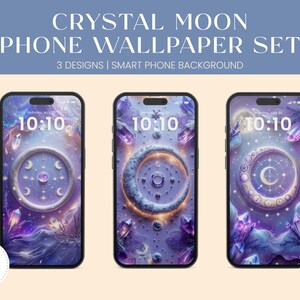 Puede incluir: Tres smartphones que muestran un conjunto de fondos de pantalla de teléfono de luna de cristal. Cada teléfono muestra un diseño diferente con un tema celestial, con lunas, cristales y una combinación de colores púrpura y azul. La hora 10:10 se muestra en cada pantalla.