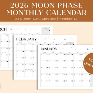 Pode incluir: Um download digital de um Calendário Mensal das Fases da Lua de 2026. O calendário apresenta um design minimalista com texto preto sobre fundo branco, mostrando as fases da lua para janeiro, fevereiro e março. O texto "Download Digital" está em um círculo marrom.