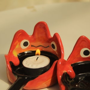 愛らしい火の悪魔のキャンドルホルダー、手作りの陶器、ユニークな手作りの陶器キャンドルティーライト、アニメキャラクター、クリスマスギフトを予約注文