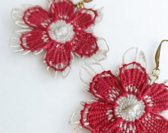 Ohrringe mit weißen Blüten und roten Blütenblättern – handgefertigt, elegant und einzigartig