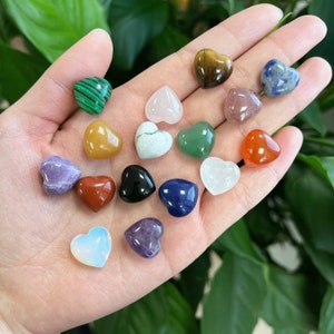 Mini gezwollen kristallen hart, kwartskristal hart edelsteen snijwerk, genezend kristal, kleine zaksteen, mineraalmonsters, valentijnscadeau
