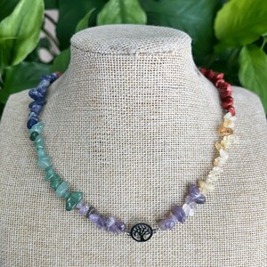 7 Chakra Kristallhalsband, Regnbågskristallhalsband med Livets Träd-berlock, Meditationshalseband, Handgjorda Smycken