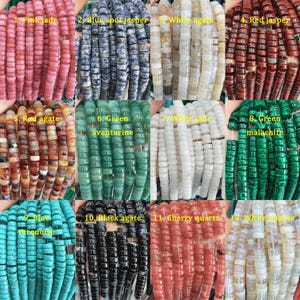 Könnte beinhalten: Sortiment von 12 Strängen Edelsteinperlen, wobei jeder Strang eine andere Steinsorte aufweist. Die Perlen sind rund und haben ein Loch in der Mitte. Die Steine umfassen rosa Jade, blauer Fleckenjaspis, weißer Achat, roter Jaspis, roter Achat, grüner Aventurin, weißer Jade, grüner Malachit, blauer Türkis, schwarzer Achat, Kirschquarz und weißer Opal.