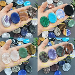 K&ouml;nnte beinhalten: Sortiment polierter ovaler Steine in verschiedenen Farben und Texturen, darunter Amethyst, Lapislazuli, roter Achat, Rhodonit, gr&uuml;ner Malachit, blauer T&uuml;rkis, wei&szlig;er Opalit, schwarzer Obsidian, Tigerauge, gr&uuml;ner Aventurin, Rosenquarz, wei&szlig;er Kristall, Drachenblutstein, Lepidolith, afrikanischer Blutstein und Mahagoni-Obsidian.