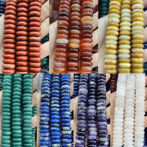 Puede incluir: Surtido de cuentas de piedras preciosas en varios colores, incluyendo rojo, verde, azul, morado y blanco. Las cuentas son redondas y tienen un acabado liso y pulido. Están enhebradas en una cuerda y están listas para ser utilizadas para la elaboración de joyas.