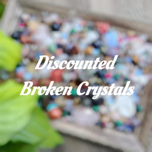 Puede incluir: Una imagen de primer plano de una bandeja de madera llena de una variedad de cristales rotos en varios colores. El texto "Cristales rotos con descuento" está escrito en blanco en la imagen.
