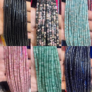 Puede incluir: Seis hilos de pequeñas cuentas cilíndricas en varios colores, incluyendo negro brillante, rosa y negro moteado, turquesa claro, rosa suave, verde translúcido y azul marino oscuro, dispuestos en filas verticales para joyería.