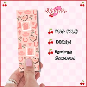 K&ouml;nnte beinhalten: Ein rosa Lesezeichen mit einem sich wiederholenden Muster aus Cowboy-Stiefeln, H&uuml;ten, Rosen, Kakteen, Herzen und Hufeisen. Das Lesezeichen hat zwei Polaroid-&auml;hnliche Bilder eines Paares. Der Text "PNG FILE", "300dpi" und "Instant download" ist ebenfalls sichtbar.