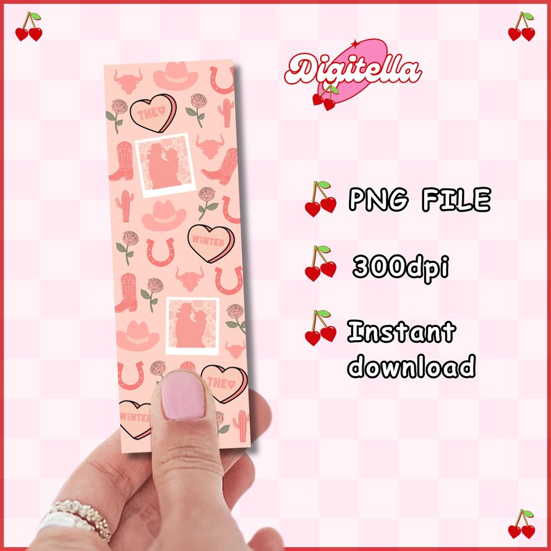 K&ouml;nnte beinhalten: Ein rosa Lesezeichen mit einem sich wiederholenden Muster aus Cowboy-Stiefeln, H&uuml;ten, Rosen, Kakteen, Herzen und Hufeisen. Das Lesezeichen hat zwei Polaroid-&auml;hnliche Bilder eines Paares. Der Text "PNG FILE", "300dpi" und "Instant download" ist ebenfalls sichtbar.
