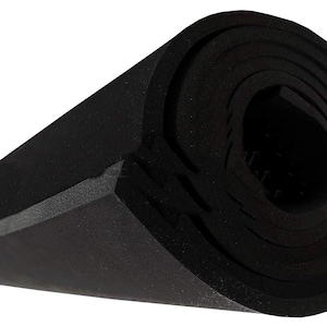 Può includere: Un tappetino in schiuma nero arrotolato. Il tappetino è spesso e ha una superficie liscia.