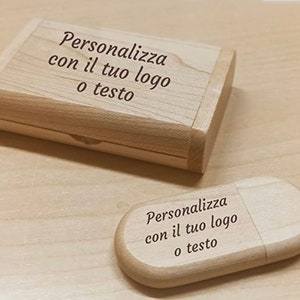 Può includere: Un'unità USB in legno con una scatola in legno. L'unità USB e la scatola sono entrambe incise con il testo "Personalizza con il tuo logo o testo".