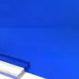 Può includere: Uno sfondo blu solido, comunemente utilizzato per la fotografia e la videografia.