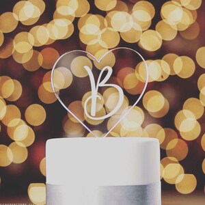 cake topper personalizzato in plexiglas con incisione laser dedica scritta date con incisione laser bianca a forma di cuore cuore plexiglas
