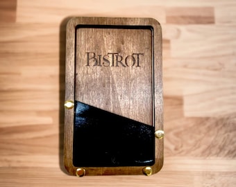 portaconto in legno con incisione personalizzata logo per ristorante bar pub locale rustico