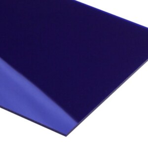 Può includere: Un foglio di plastica acrilica blu scuro.