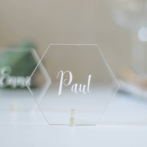 Médaille / Marque-place hexagonale en plexiglas transparent gravé laser Baptême / Mariage / Mariage / Communion