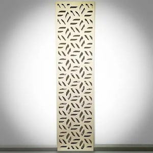 K&ouml;nnte beinhalten: Ein wei&szlig;er Holzraumteiler mit einem geometrischen Muster aus ausgeschnittenen Bl&auml;ttern. Der Teiler ist hoch und schmal, und das Muster wiederholt sich &uuml;ber die gesamte Oberfl&auml;che.