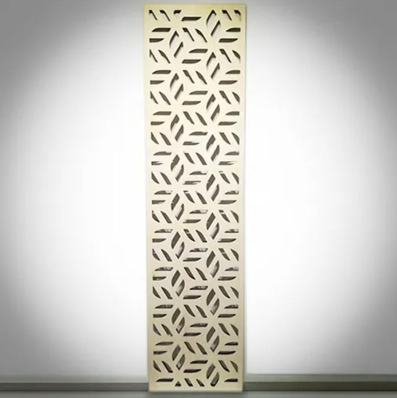 K&ouml;nnte beinhalten: Ein wei&szlig;er Holzraumteiler mit einem geometrischen Muster aus ausgeschnittenen Bl&auml;ttern. Der Teiler ist hoch und schmal, und das Muster wiederholt sich &uuml;ber die gesamte Oberfl&auml;che.