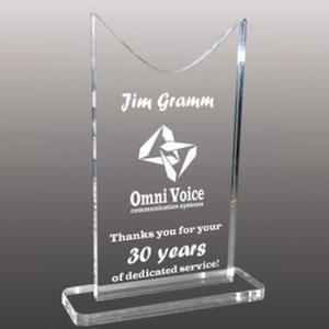 Unternehmenspreis mit Plexiglas-Logo billige Trophäe Mini-Preis kundenspezifische lasergravierte Acryl-Auszeichnung Tetraglas-Pokal-Auszeichnung
