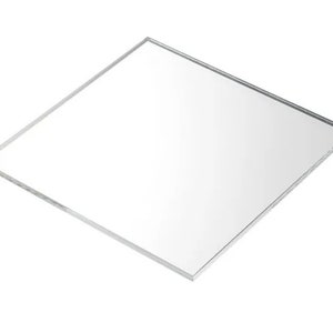 Può includere: Un pezzo quadrato di plastica acrilica trasparente.
