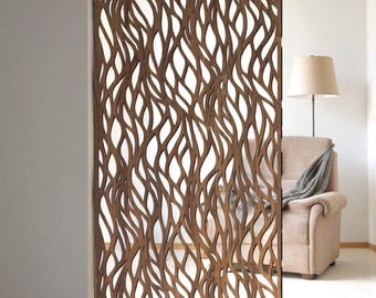Könnte beinhalten: Ein dekorativer Raumteiler aus Holz mit einem fließenden, organischen Design. Das braune Holz weist ein Muster aus miteinander verbundenen, geschwungenen Linien auf, das eine natürliche, luftige Ästhetik erzeugt. Der Teiler steht vor einem weißen Hintergrund.