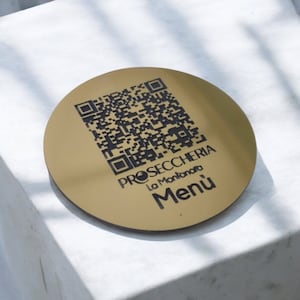 Código qr barato en latón o soporte de menú de mesa de acero abs 10-50-100 piezas personalizado con grabado láser logotipo de restaurante