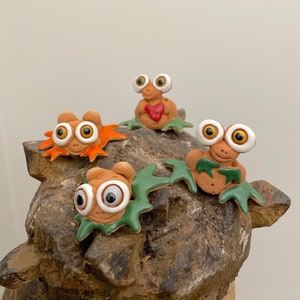 Set von 4 Stück winzigen Figuren Keramik Frosch | Sammlerstück Froschminiaturen oder schönes Geschenk Mini Frosch Handgemachter Frosch aus Keramik