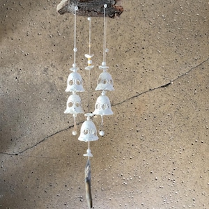 Carillon éolien en céramique fait main, 5 cloches blanches et bois flotté, décoration à suspendre, cadeau carillon éolien