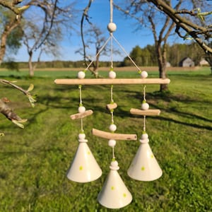 Handmade ceramic composition 3 white bells with green dots + driftwood, spring/summer decoration for the home/garden, gift idea, wind chimes
