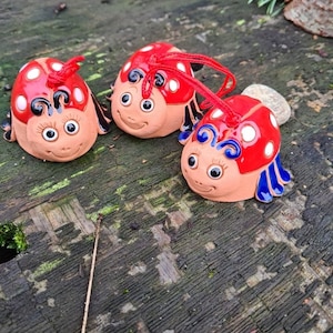 Campana de cerámica Mariquita Feliz / Figura Campana Mariquita / Campana coleccionable / Pequeño Regalo Mariquita / Decoración del hogar / Campana Mariquita Coleccionable