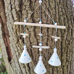 Handmade ceramic composition 3 white bells with azure dots + driftwood, spring/summer decoration for the home/garden, gift idea, wind chimes