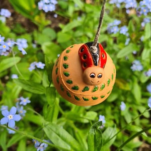 Mariquita de figura hecha a mano de cerámica en la campana / Adorno de mariquita Decoración de mariquita para jardín / hogar / Cerámica linda coleccionable Mariquita