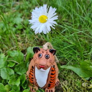 Leuke handgemaakte keramische Tiger Bell/beeldje/collectible klei zittende kalme tijger/kleine tijger decoratie voor huis/tuin/tijgerornament