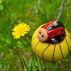 Figura de cerámica hecha a mano mariquita en la flor de campana / Pequeño regalo Decoración de jardín, decoración del hogar / Mariquita coleccionable