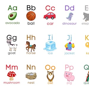 Enfants apprenant des cartes alphabétiques avec des images en anglais