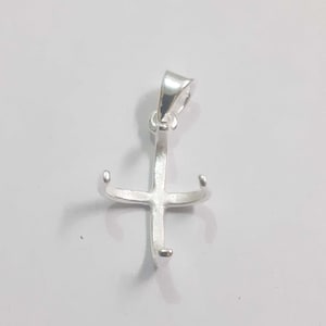 Può includere: Impostazione pendente in argento con forma a croce e un anello nella parte superiore per attaccare una catena.