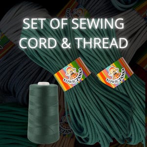 Puede incluir: Un juego de cordón e hilo de coser. La imagen presenta varios paquetes de cordón verde oscuro con etiquetas coloridas y una bobina de hilo verde a juego. El texto "SET OF SEWING CORD & THREAD" se muestra en blanco.